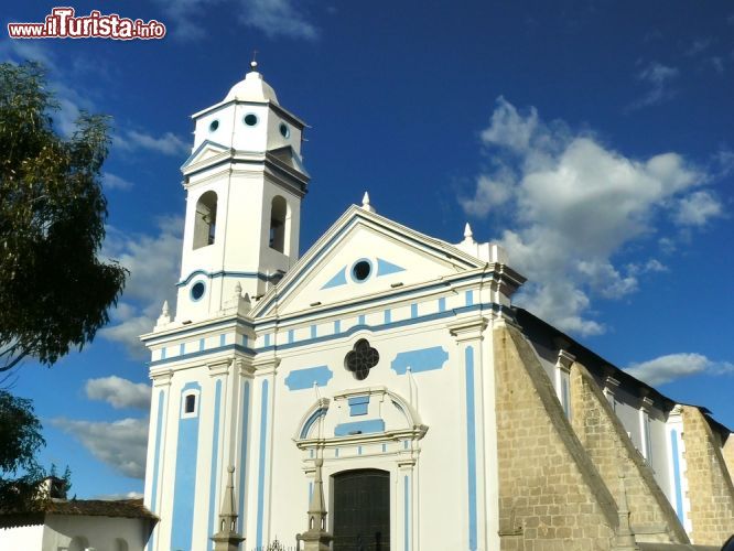 Immagine Un edificio religioso di Cajamarca, Perù. E' uno dei luoghi di culto della città peruviana che si può incontrare andando alla scoperta di questo luogo in cui civiltà inca e spagnola hanno imparato a convivere perfettamente - © Yolka / Shutterstock.com