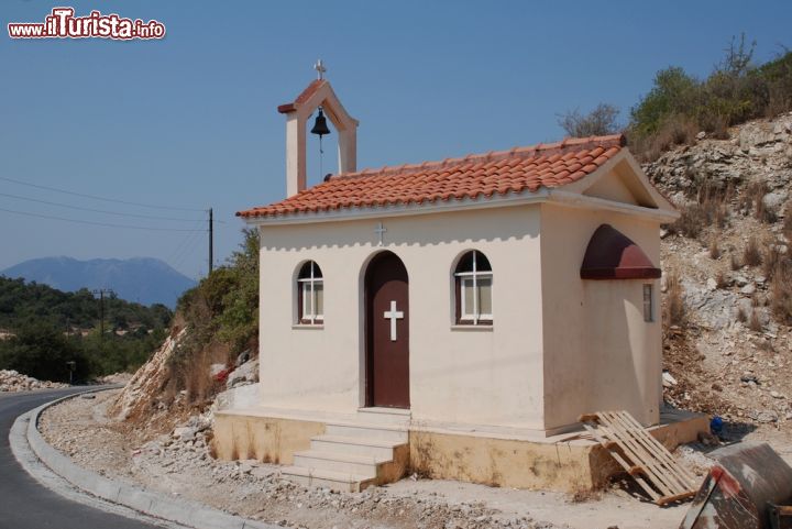 Immagine Un edificio religioso di Katomeri a Meganissi, Grecia -  Incantevole villaggio formato da piccole case e un labirinto di stradine, Katomeri, che è anche capitale dell'isola greca di Meganissi, ospita sul suo territorio diverse chiese © David Fowler / Shutterstock.com