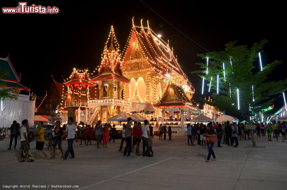 Immagine Un edificio religioso illuminato di notte per il festival di Wat Lam Pho a Nonthaburi (Thailandia)  - © Anirut Thailand / Shutterstock.com