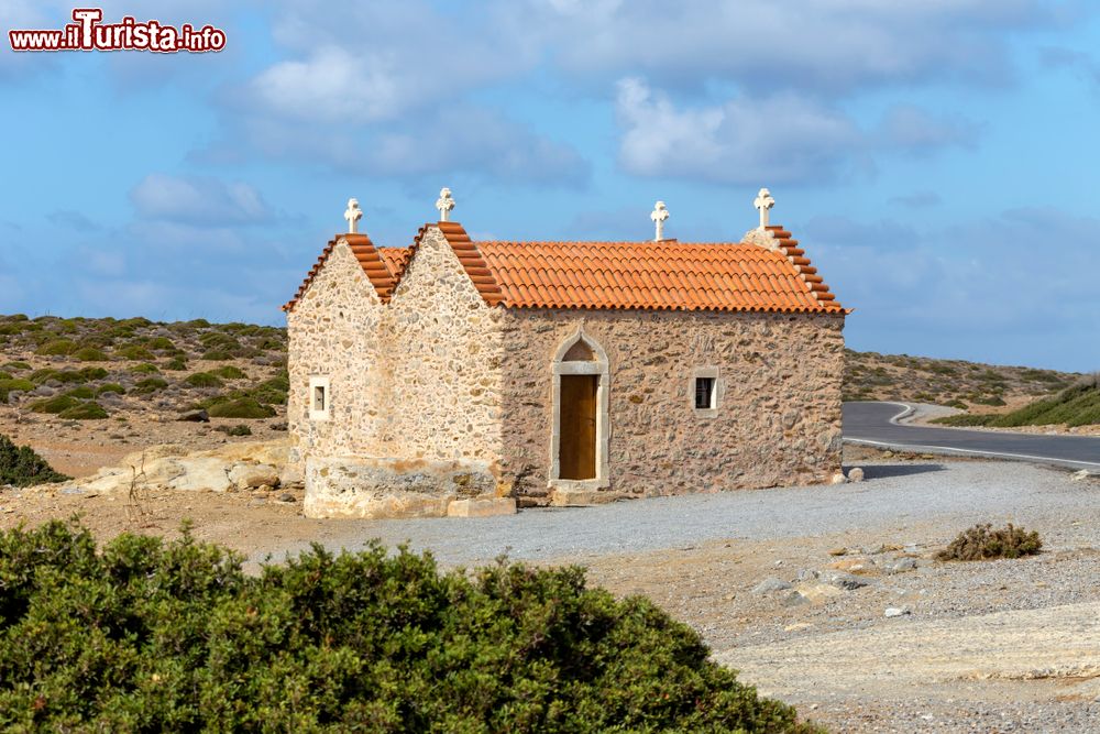 Immagine Un edificio religioso in pietra lungo una strada nelle montagne di Lassithi, isola di Creta (Grecia).