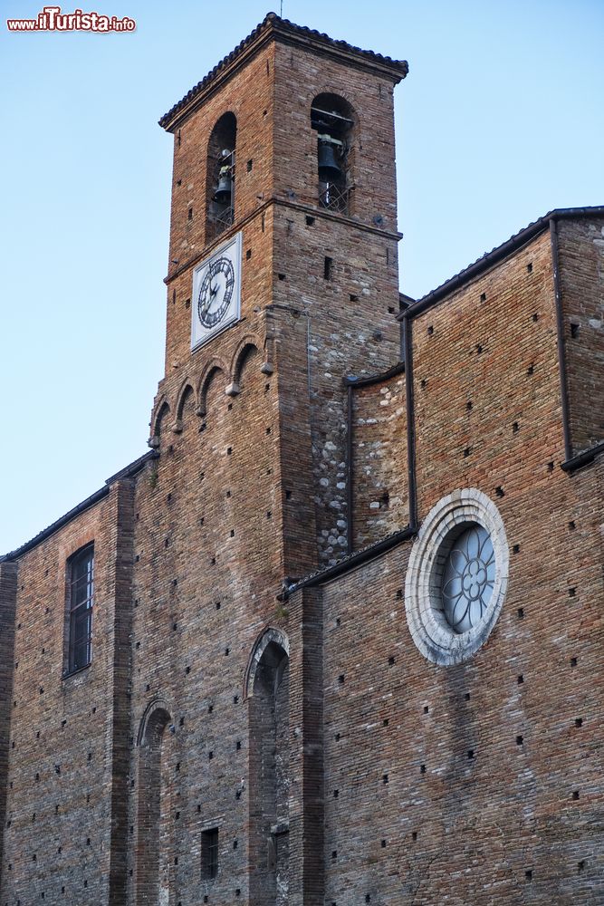 Immagine Un edificio religioso nel centro cittadino di Teramo, Abruzzo, fotografato al calar del sole.