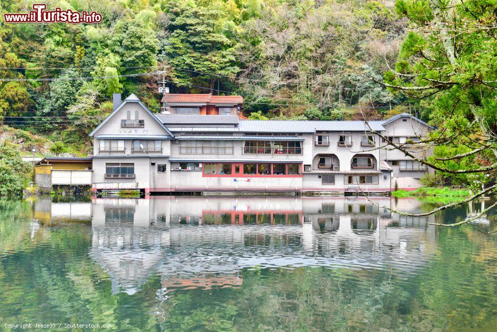 Immagine Un edificio riflesso nelle acque del lago Kinrin a Yufuin, prefettura di Oita, Giappone - © Jesse33 / Shutterstock.com
