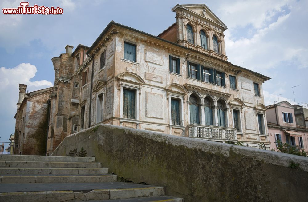 Immagine Un edificio rinascimentale abbandonato a Chioggia, Veneto, Italia. Nonostante il logorio del tempo questo antico palazzo risplende ancora per la sua bellezza architettonica.