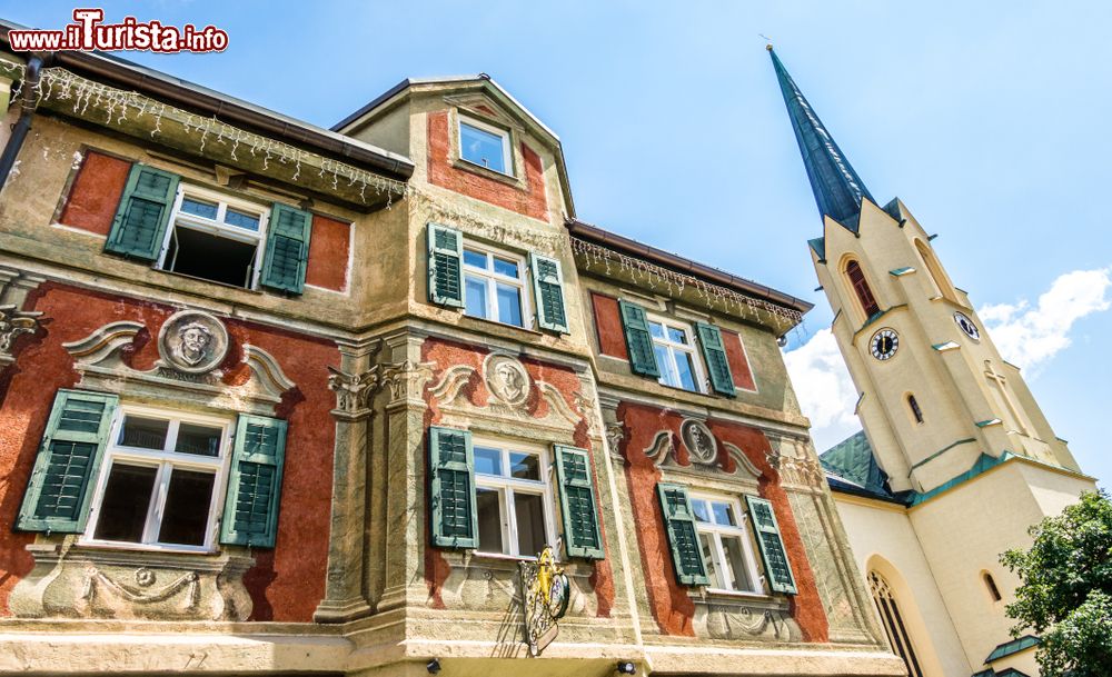 Immagine Un edificio storico con la facciata decorata nel centro di Garmish-Partenkirchen, Germania.