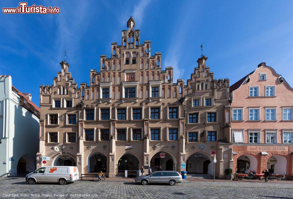 Immagine Un edificio storico nell'area pedonale di Landshut, Germania. Questa cittadina vanta una storia di oltre 800 anni - © Video Media Studio Europe / Shutterstock.com