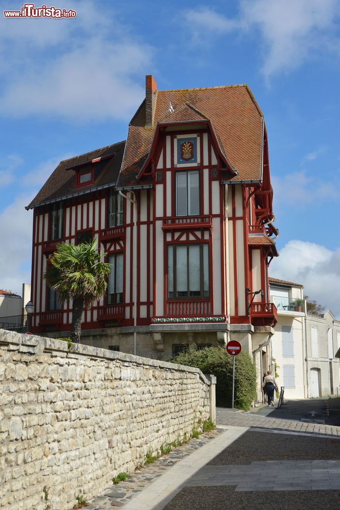 Immagine Un edifico del Vecchio Porto di La Rochelle, Francia. Vieux Port è il quartiere più suggestivo e pittoresco di questa cittadina francese.
