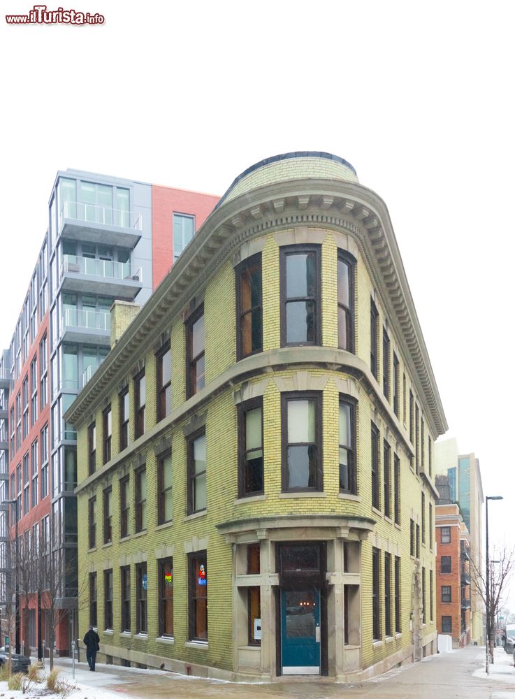 Immagine Un elegante edificio ad angolo in una strada di Madison, Wisconsin, USA.