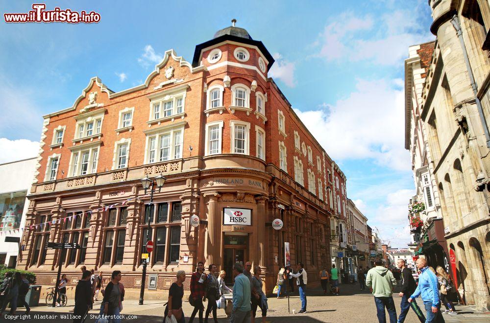 Immagine Un elegante edificio d'angolo nel centro storico di Lincoln, Inghilterra - © Alastair Wallace / Shutterstock.com