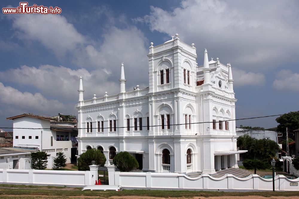 Immagine Un elegante edificio intonacato di bianco in una strada di Colombo, Sri Lanka.