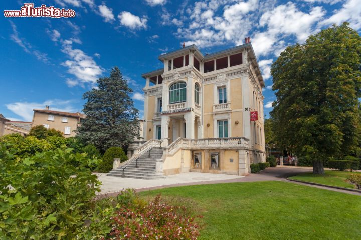 Immagine Un elegante edificio storico appartenente a un gruppo bancario francese nella cittadina di L'Isle-sur-la-Sorgue, in Provenza - foto © Ivica Drusany / Shutterstock.com