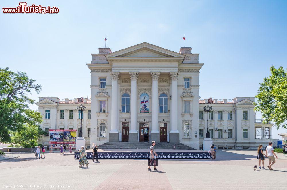 Immagine Un elegante edificio sul Viale Nakhimov a Sebastopoli in Russia - © Vadim Orlov / Shutterstock.com