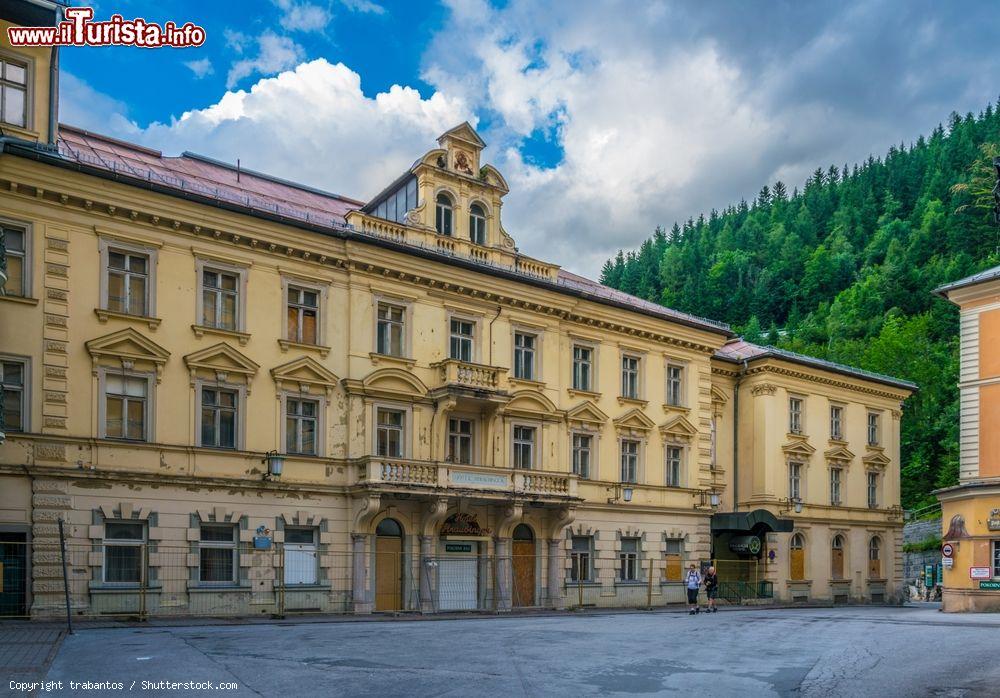 Immagine Un elegante hotel dalla facciata ocra nella cittadina austriaca di Bad Gastein, nei pressi di Salisburgo - © trabantos / Shutterstock.com