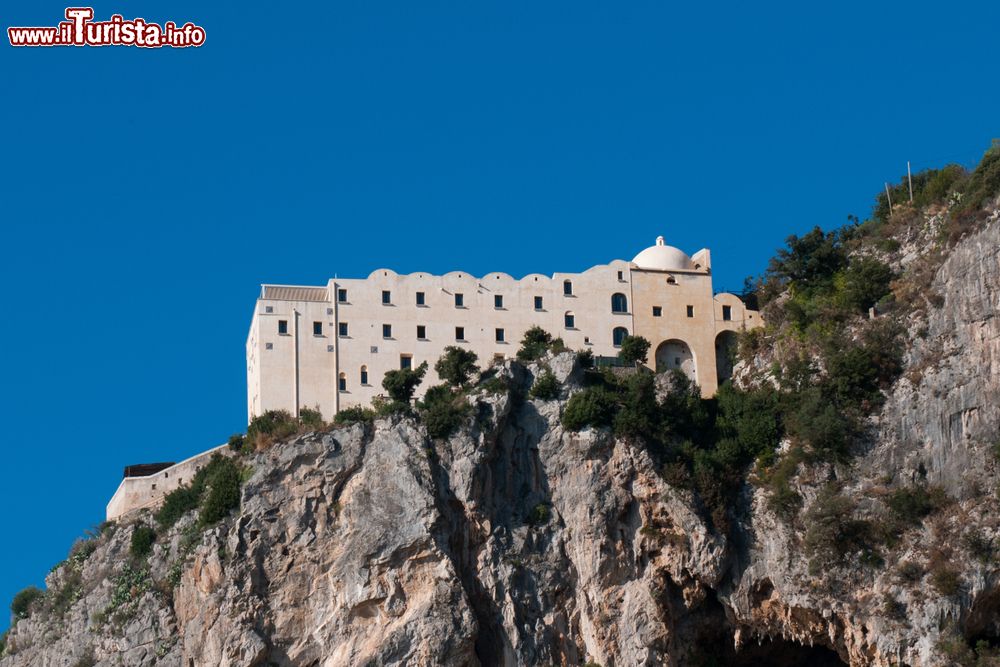 Immagine Un elegante palazzo a strapiombo sulla costa rocciosa di Furore, provincia di Salerno, Campania.