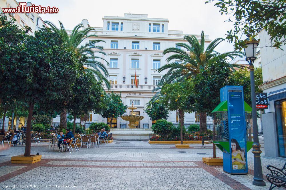 Immagine Un elegante palazzo con fontana nella cittadina spagnola di Ceuta, nord del Marocco - © Edijs Volcjoks / Shutterstock.com