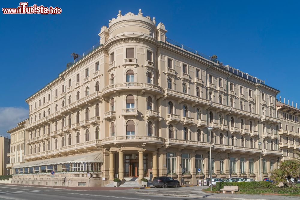 Immagine Un elegante palazzo in stile liberty nella città di Viareggio, Lucca, Toscana.