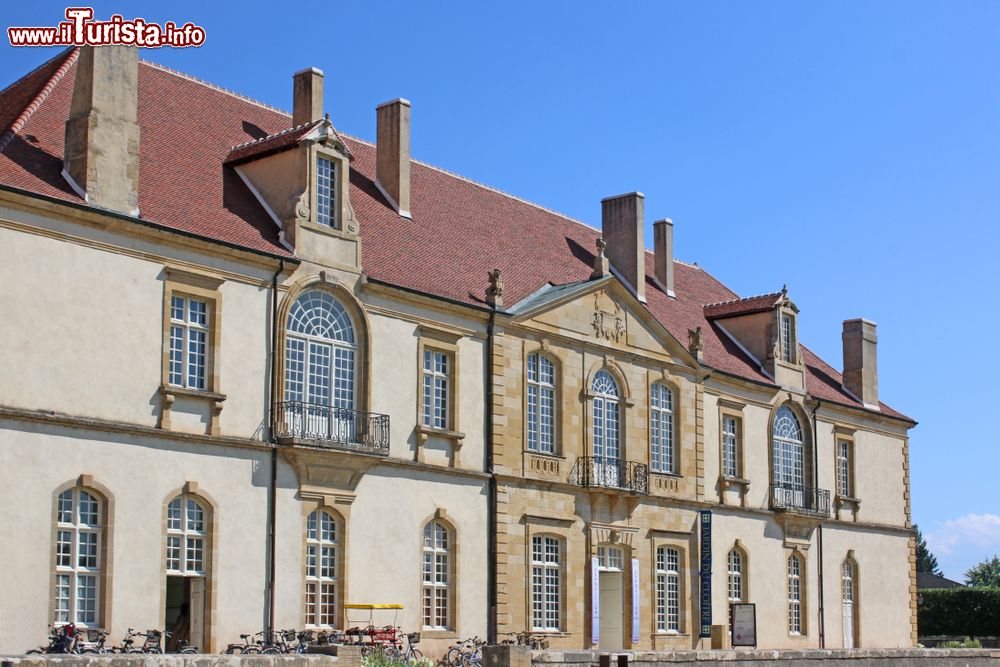 Immagine Un elegante palazzo signorile nel centro di Paray-le-Monial, Francia.