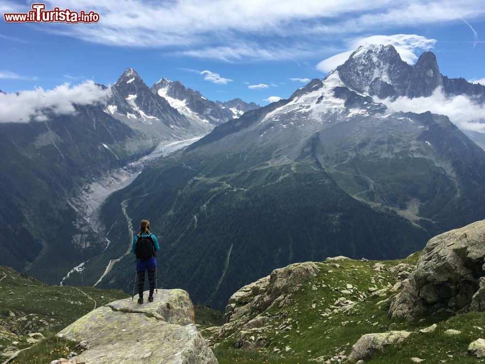 Immagine Un escursionista ammira il ghiacciaio dell'Argentiere, Francia. La lingua terminale del ghiacciaio domina dall'alto la località di Argentiere nel Comune di Chamonix.