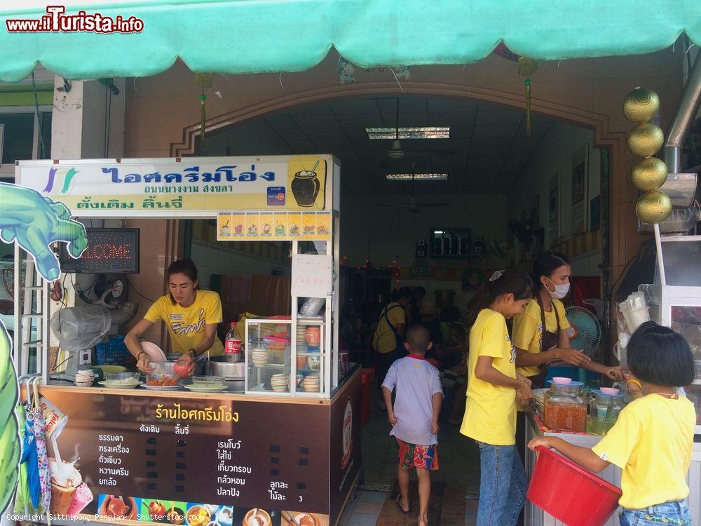 Immagine Un famoso negozio di gelati in Nang Ngam Street nella provincia di Songkhla, Thailandia - © Sitthipong Pengjan / Shutterstock.com
