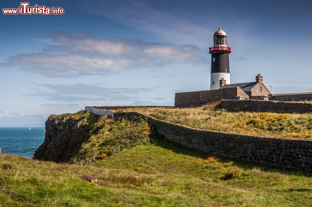 Immagine Un faro solitario a Rathlin Island in Irlanda del Nord.