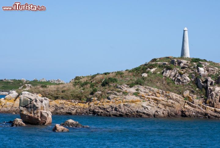 Immagine Un faro sulla costa rocciosa della Bretagna vicino a Ploumanac'h, Bretagna (Francia)