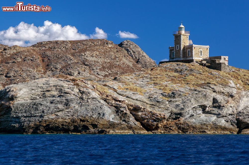 Immagine Un faro sulla parte nord dell'isola di Tino, Cicladi, Grecia.