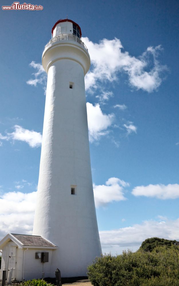 Immagine Un faro sulla strada per Torquay, Australia. Svetta alto e slanciato per indicare ai naviganti la direzione di Torquay.