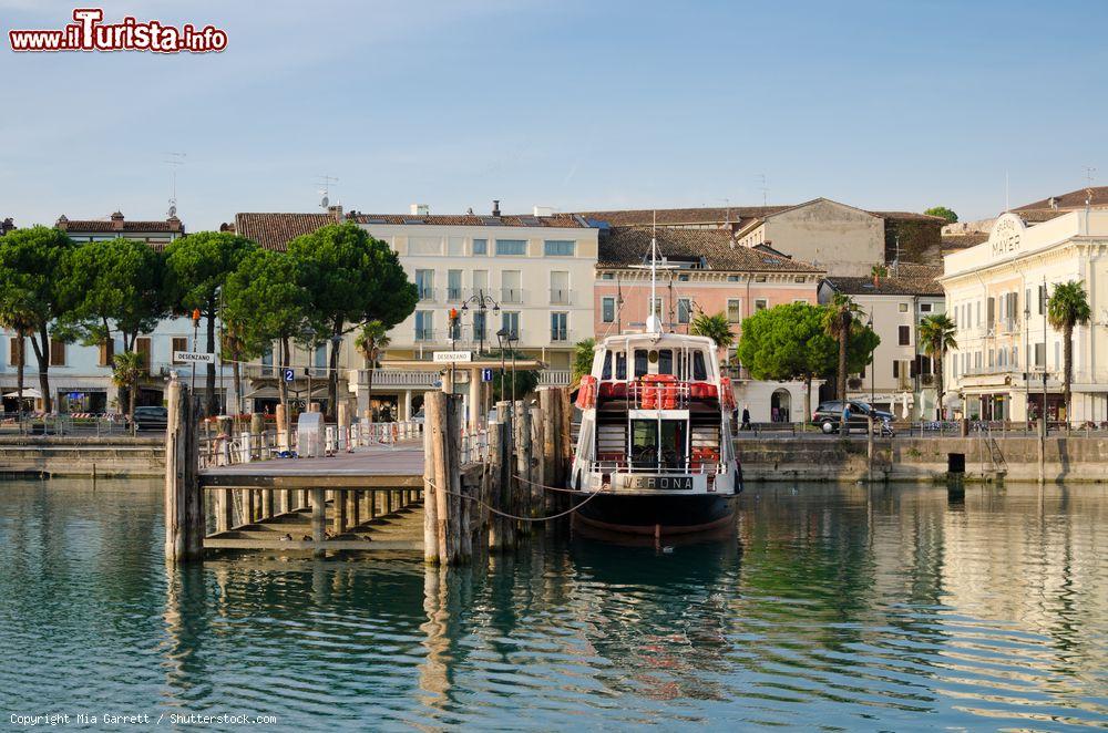 Immagine Un ferry turistico in partenza dal molo di Desenzano del Garda, provincia di Brescia. Ogni anno, soprattutto in estate, questa località viene letteralmente invasa dai turisti - © Mia Garrett / Shutterstock.com