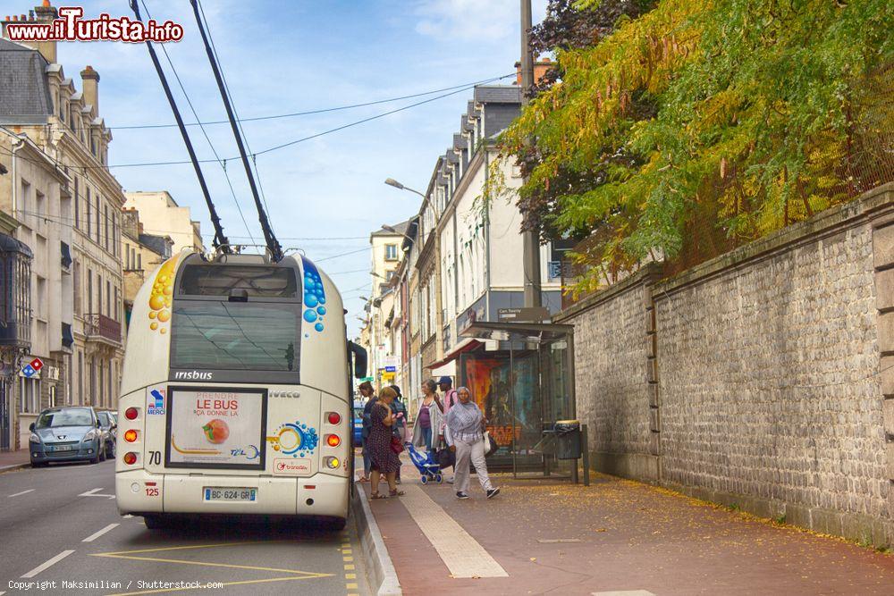 Immagine Un filobus in sosta ad una fermata nel centro di Limoges, Francia - © Maksimilian / Shutterstock.com