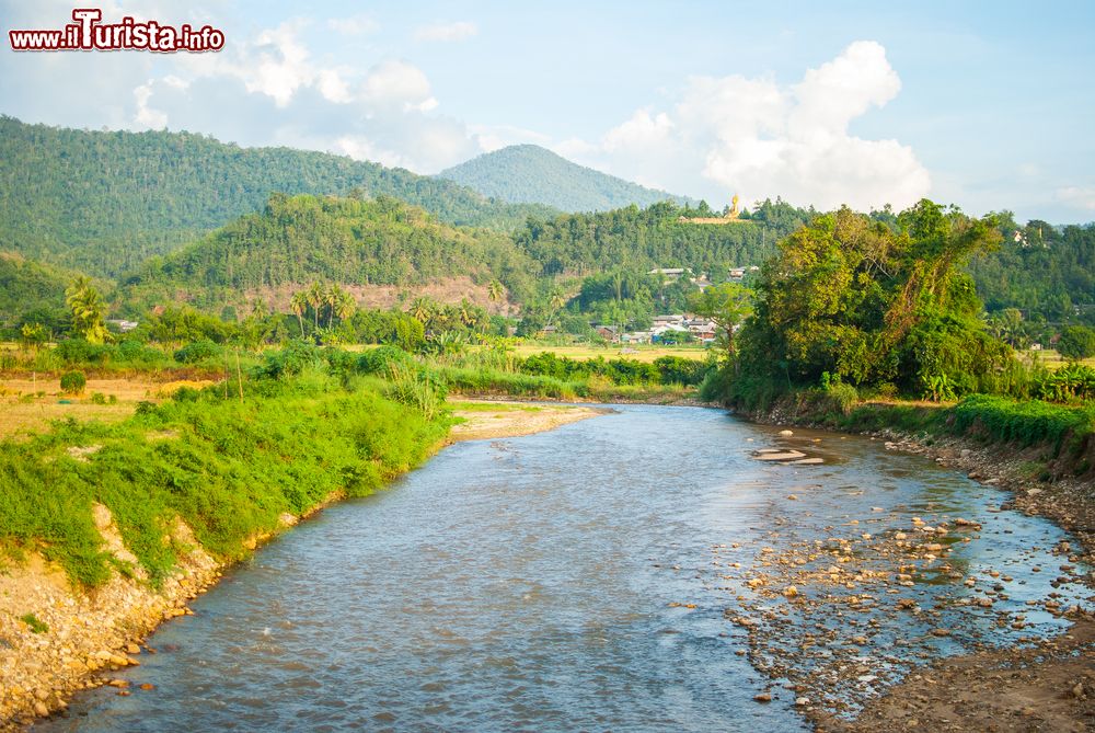 Immagine Un fiume scorre nella campagna della provincia di Mae Sariang, Thailandia.