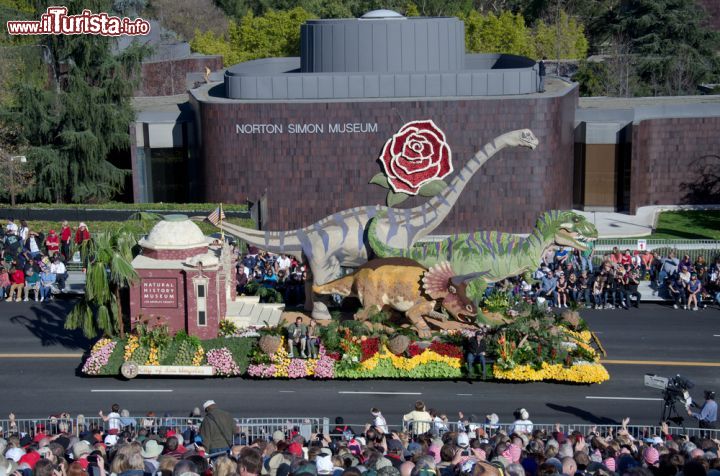 Immagine Un cosiddetto "float" , un  carro fiorito a tema dinosauro alla sfilata della Rose Parade di Pasadena - © Marie Appert / Shutterstock.com