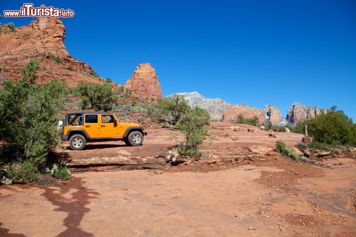 Immagine Un fuoristrada nel canyon del Red Rock State Park a Sedona (Arizona) - © Tom Tietz / Shutterstock.com