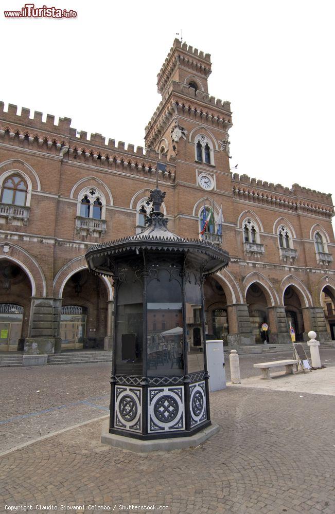 Immagine Un gazebo in centro e il palazzo storico principale di Casalmaggiore, Lombardia - © Claudio Giovanni Colombo / Shutterstock.com