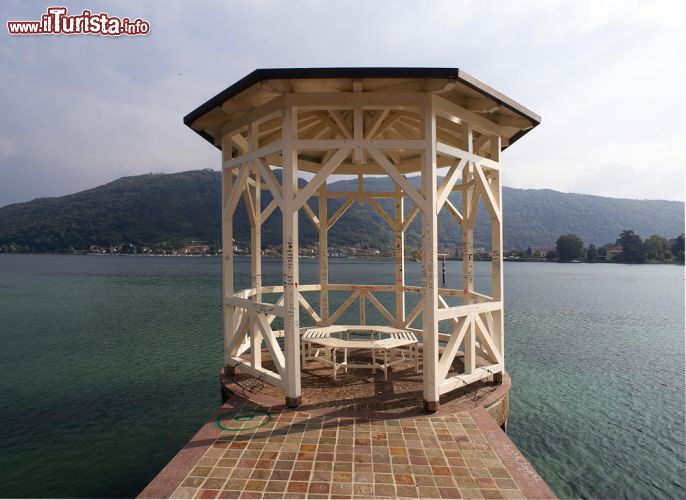 Immagine  Un gazebo posto su di un pontile sul Lago di Iseo a Sarnico - © m.bonotto / Shutterstock.com