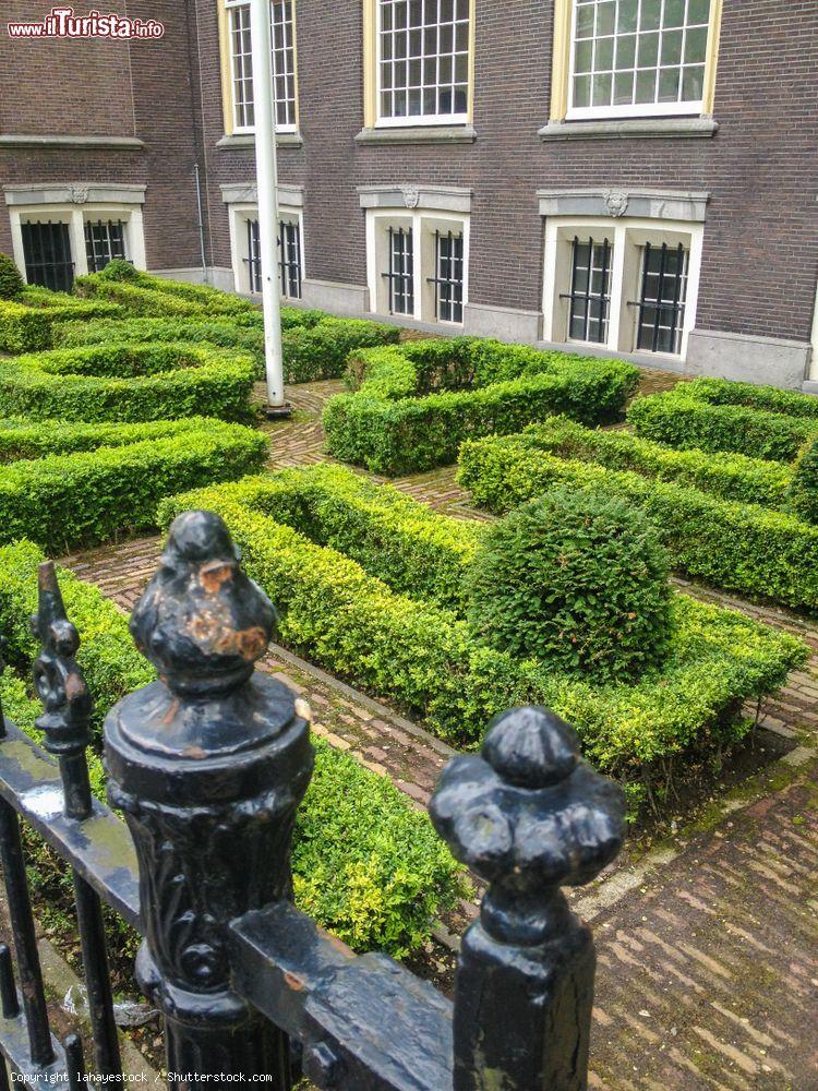 Immagine Un giardino a labirinto in un edificio storico a L'Aia, Olanda - © lahayestock / Shutterstock.com