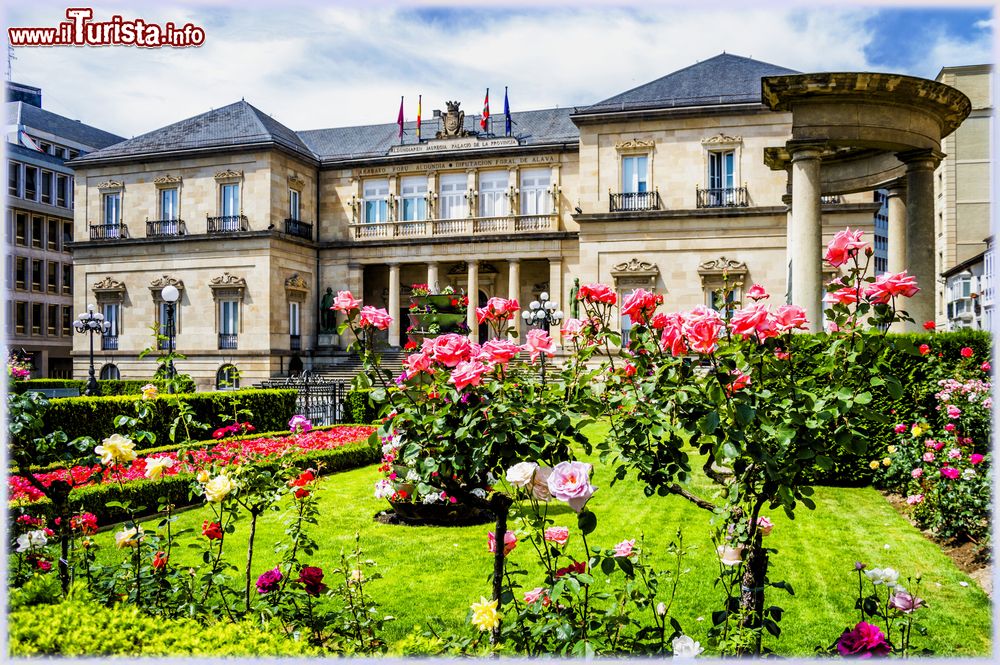 Immagine Un giardino con rose fiorite nel centro di Vitoria Gasteiz, Spagna.