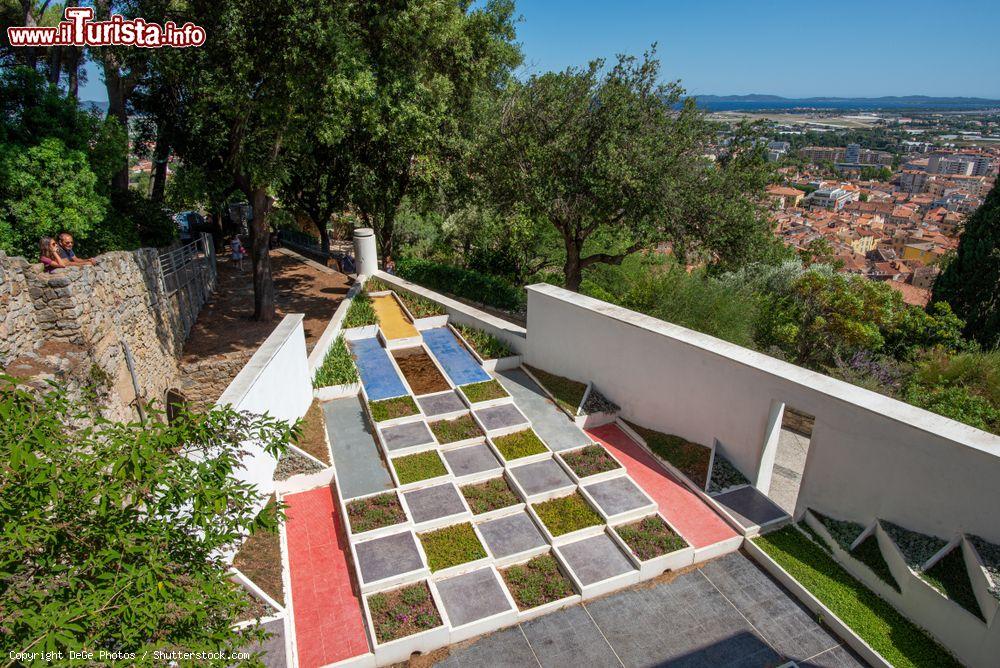 Immagine Un giardino cubista alla villa Noailles, Hyères (Francia). A progettare il parco di questa storica residenza è stato l'architetto Gabriel Guevrekian - © DeGe Photos / Shutterstock.com