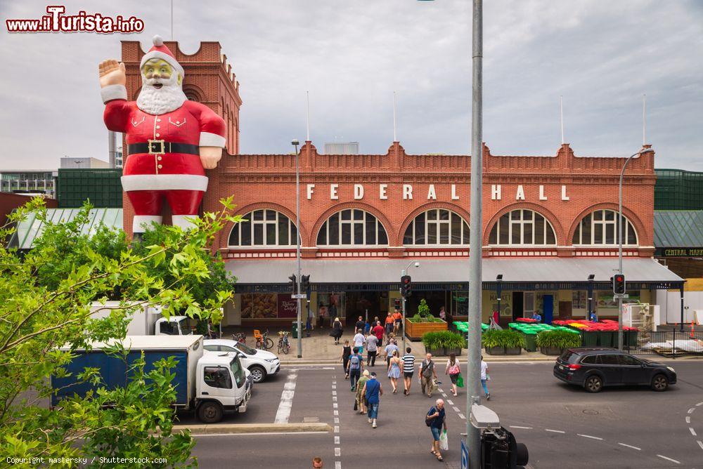 Immagine Un gigantesco Babbo Natale di fronte alla torre della Federal Hall di Adelaide, Australia - © mastersky / Shutterstock.com