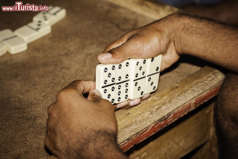 Immagine Un giovane uomo gioca con il domino in un villaggio nei pressi di Negril, Giamaica.
