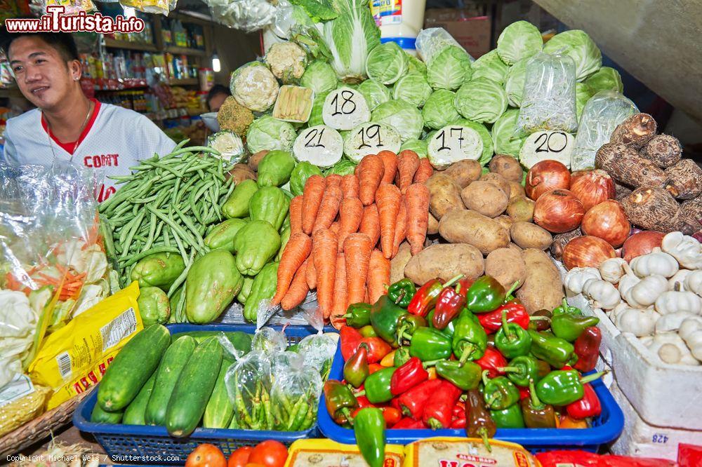 Immagine Un giovane venditore di frutta e verdura fresca in un negozio del mercato centrale di Palawan, isola di palawan, Filippine - © Michael Wels / Shutterstock.com