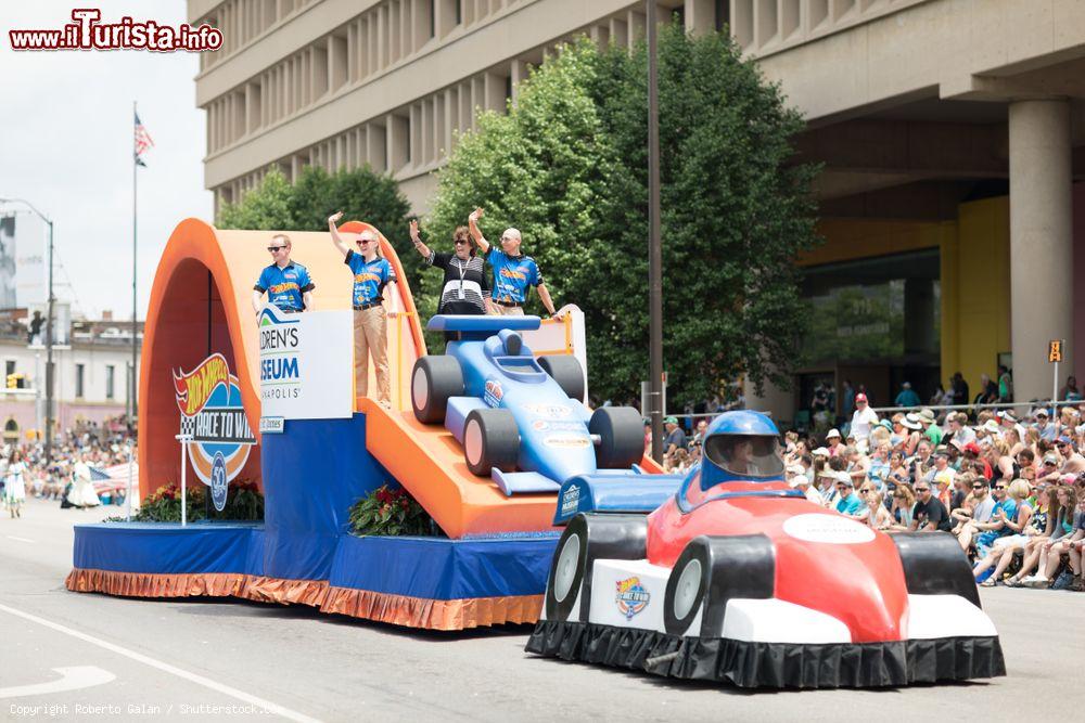 Immagine Un gonfiabile della Hot Wheels dal Children's Museum of Indianapolis Carrying CART and Indy Racing League, Indiana (USA) - © Roberto Galan / Shutterstock.com