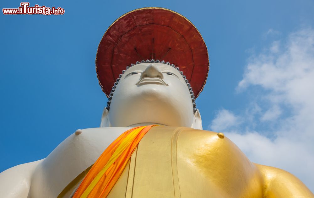 Immagine Un grande Buddha a Wat Ton Son, nella città di Ang Thong inThailandia