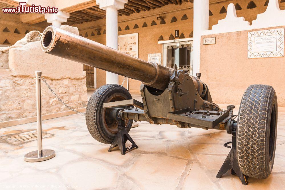Immagine Un grande cannone del primo Novecento al Masmak Fort Museum di Riyadh, Arabia Saudita - © Andrew V Marcus / Shutterstock.com
