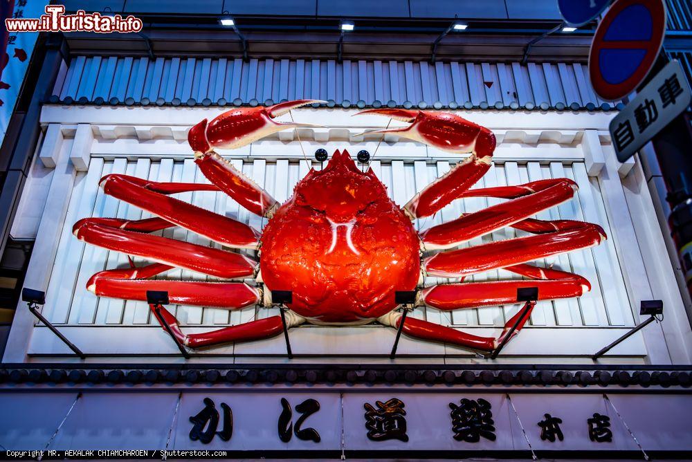 Immagine Un grande granchio rosso sull'insegna di un ristorante di Dotonbori, Osaka, Giappone - © MR. AEKALAK CHIAMCHAROEN / Shutterstock.com