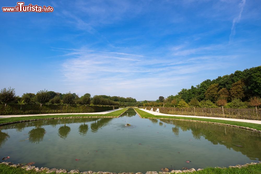 Immagine Un grande parco cittadino con fontana e alberi a Bayreuth, Germania.