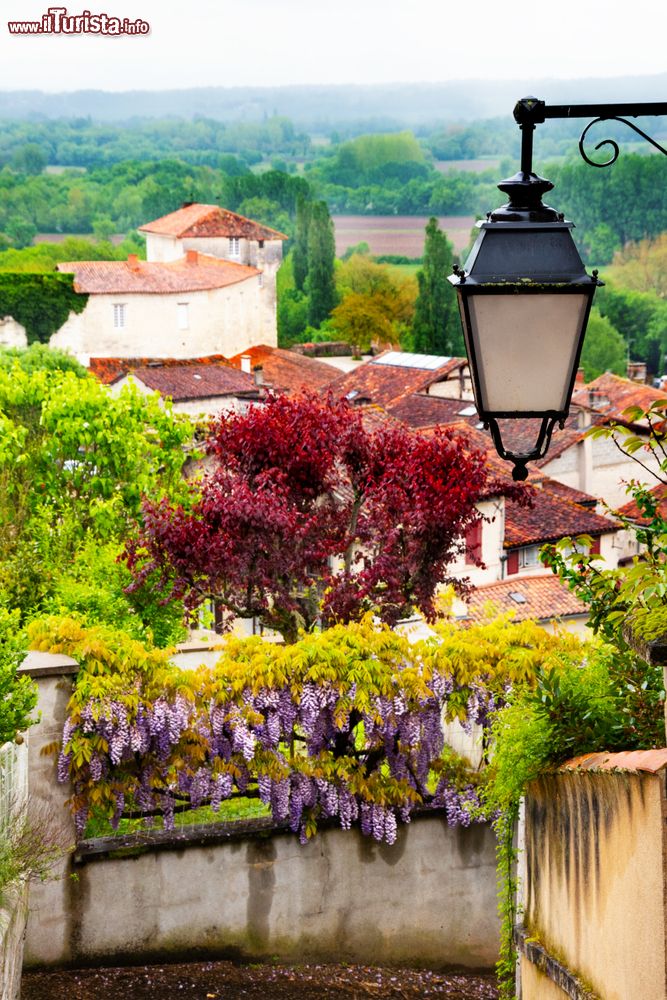 Immagine Un grazioso angolo bucolico di Aubeterre-sur-Dronne, Francia: dal 1993 è considerato uno dei  villaggi più belli di tutto il paese.