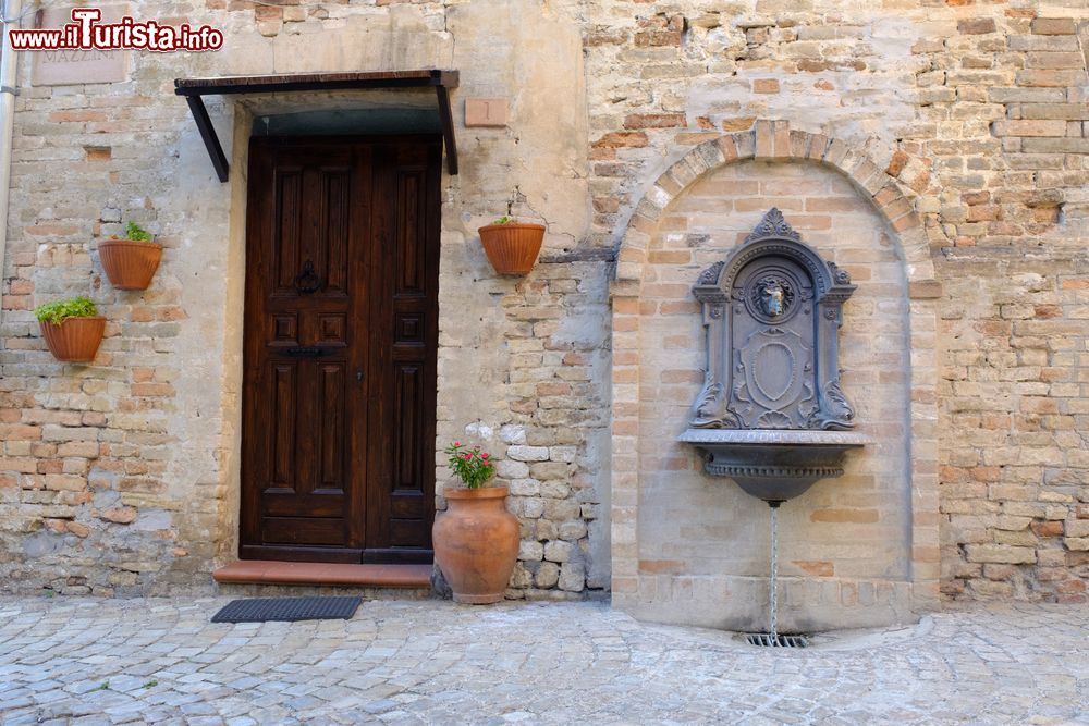 Immagine Un grazioso angolo del centro storico di Moresco, Fermo, Marche. All'interno delle mura il borgo conserva intatta la sua struttura medievale e passeggiare fra i suoi vicoli è un piacere autentico.