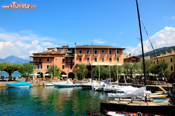 Immagine Un grazioso angolo del porto di Torri del Benaco, provincia di Verona, Veneto - © 228785509 / Shutterstock.com