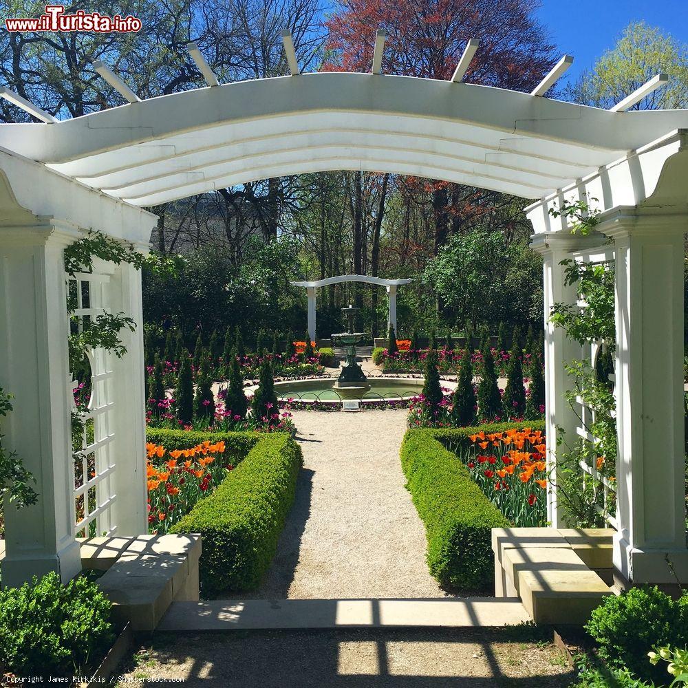 Immagine Un grazioso arco conduce a un giardino colorato al Museo d'Arte di Indianapolis, Indiana (USA) - © James Kirkikis / Shutterstock.com