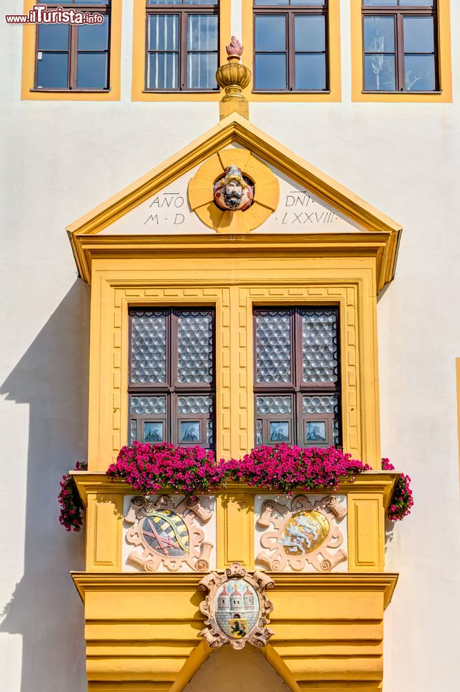 Immagine Un grazioso balconcino con fiori colorati in un edificio di Obermarkt a Freiberg, Sassonia.