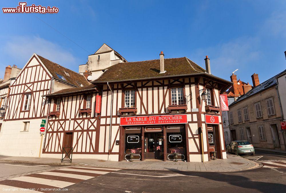 Immagine Un grazioso caffé all'interno di una casa a graticcio nel centro di Provins, Francia - © Joymsk140 / Shutterstock.com